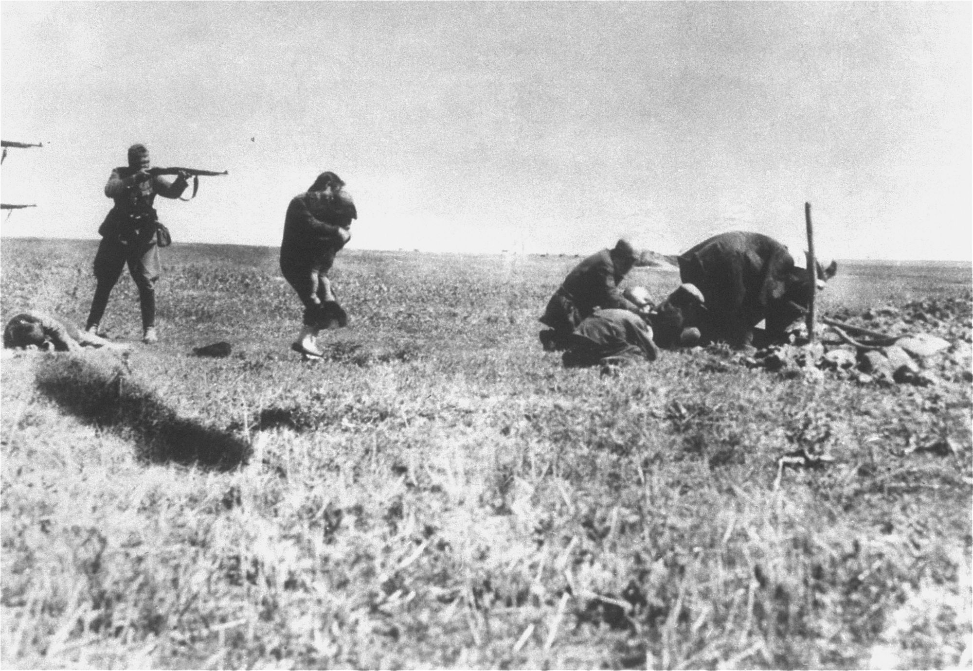 Einsatzgruppen_murder_Jews_in_Ivanhorod-_Ukraine-_1942